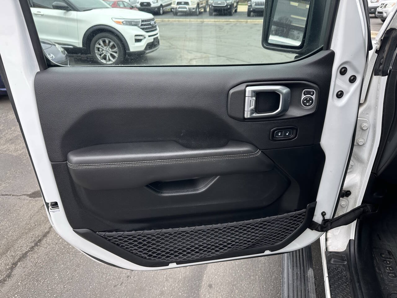 Used 2020 Jeep Gladiator Overland w/ Cold Weather Group AWD/4WD image 12