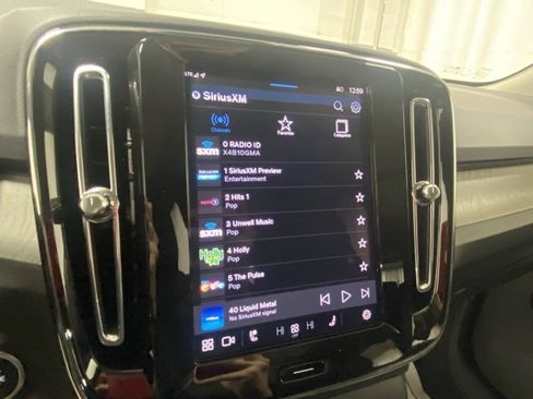 Used 2025 Volvo XC40 B5 Core image 20