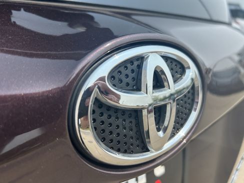 Used 2018 Toyota RAV4 XLE AWD/4WD image 7