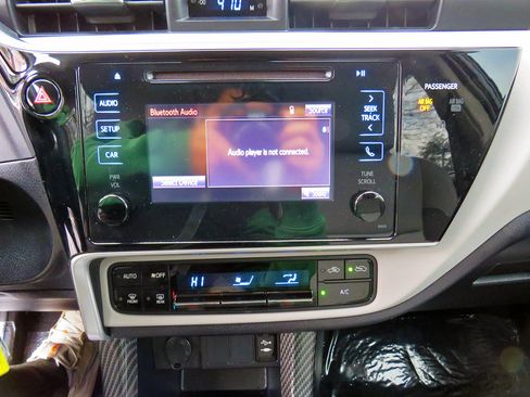 Used 2017 Toyota Corolla LE w/ Carpet Mat Package (TMS) image 28