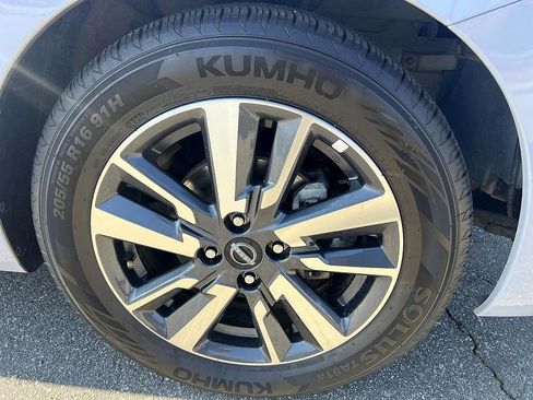 Certified 2023 Nissan Versa SV w/ Trunk Package image 12