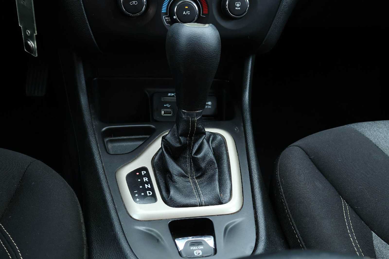 Used 2017 Jeep Cherokee Sport FWD image 17