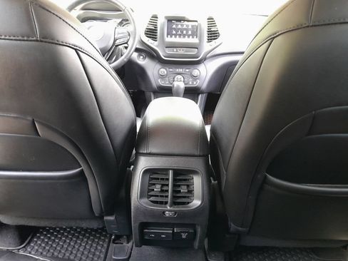 Used 2019 Jeep Cherokee Latitude Plus AWD/4WD image 33