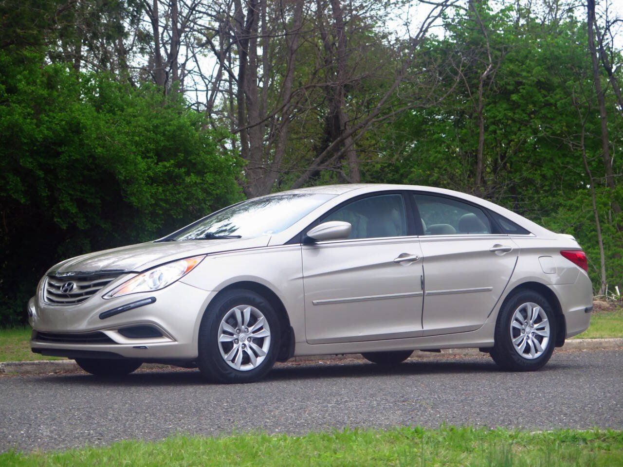 Used 2011 Hyundai Sonata GLS FWD image 1