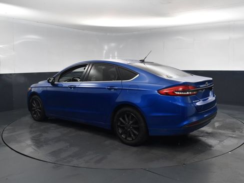 Used 2017 Ford Fusion SE w/ Fusion SE Technology Package FWD image 3
