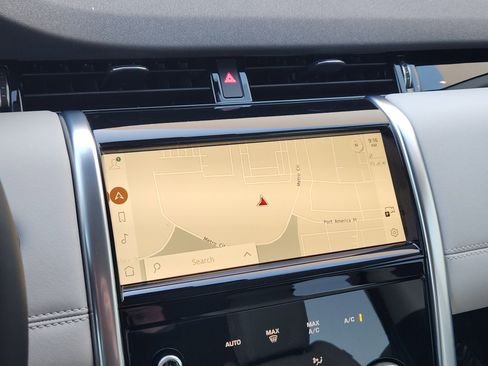 Certified 2023 Land Rover Discovery Sport SE image 18