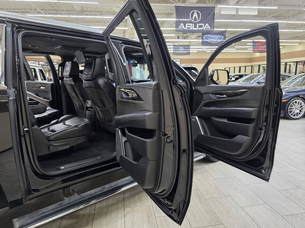 Used 2018 Cadillac Escalade ESV Platinum AWD/4WD image 17