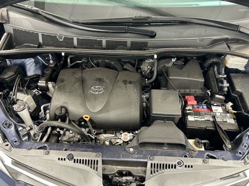 Used 2020 Toyota Sienna XLE w/ XLE Navigation Package FWD image 11