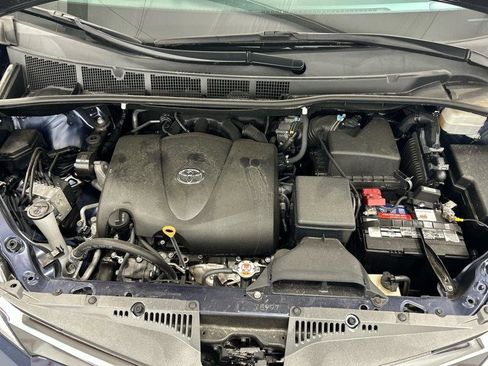 Used 2020 Toyota Sienna XLE w/ XLE Navigation Package image 11