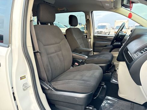 Used 2020 Dodge Grand Caravan SE w/ UConnect Hands-Free Group image 25