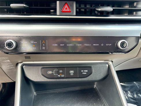 Used 2025 Kia Carnival FWD image 16