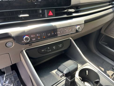 Used 2026 Kia Carnival FWD image 38