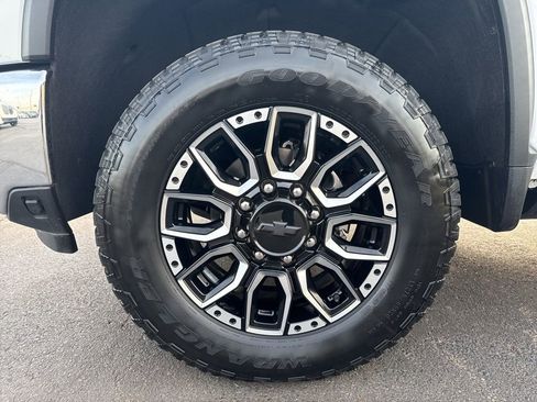 Used 2024 Chevrolet Silverado 2500 LTZ w/ LTZ Plus Package image 9