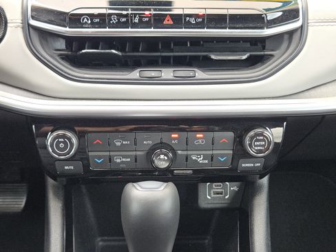 Used 2025 Jeep Compass Limited image 20
