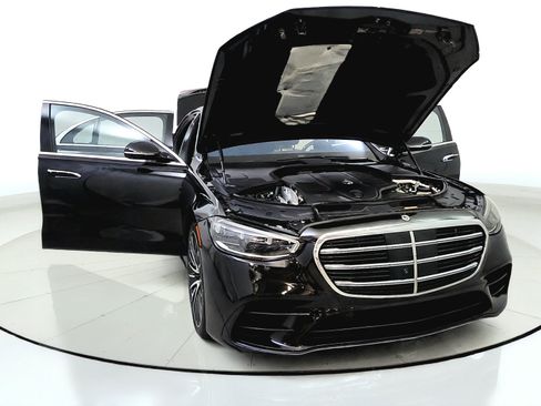 Used 2022 Mercedes-Benz S 500 4MATIC w/ AMG Line Package image 9