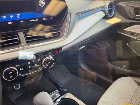 Used 2025 Chevrolet Trax LT w/ LT Convenience Package image 11