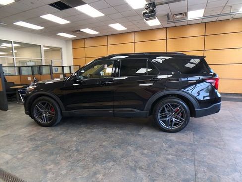Used 2025 Ford Explorer ST AWD/4WD image 4