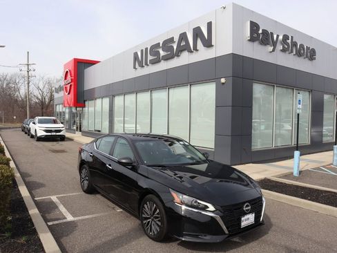 Certified 2025 Nissan Altima 2.5 SV FWD image 2