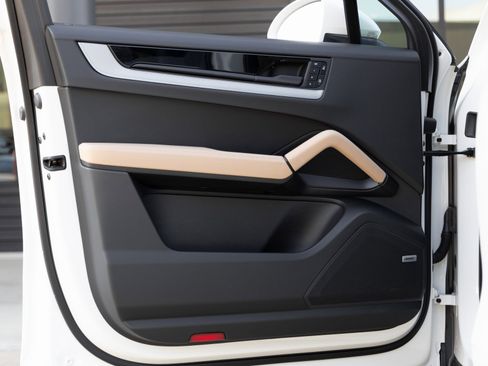 Certified 2025 Porsche Cayenne Coupe image 14