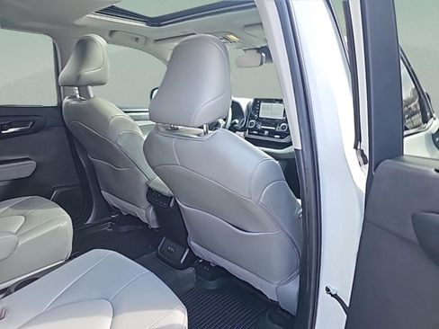 Used 2022 Toyota Highlander XLE image 32