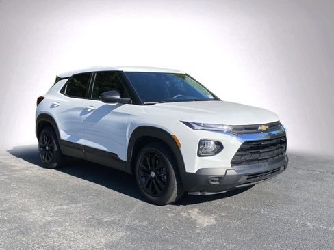 Used 2023 Chevrolet TrailBlazer LS FWD image 2