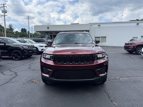 Used 2023 Jeep Grand Cherokee Altitude AWD/4WD image 2