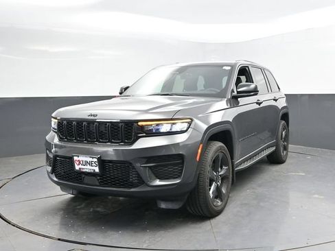 Used 2025 Jeep Grand Cherokee Altitude AWD/4WD image 7