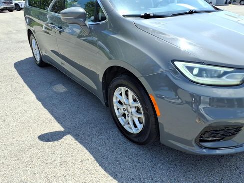 Used 2022 Chrysler Pacifica Touring-L FWD image 18