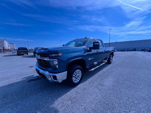 Used 2024 Chevrolet Silverado 2500 LT AWD/4WD image 4