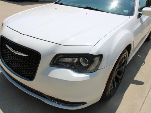 Used 2019 Chrysler 300 S RWD image 3