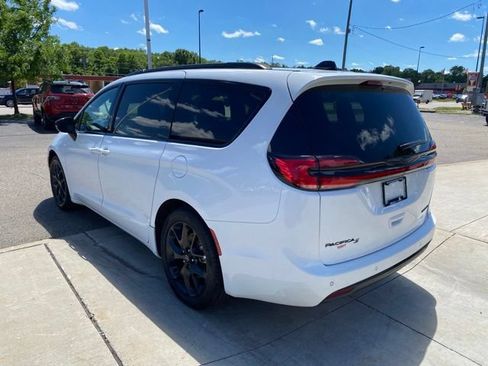 Used 2025 Chrysler Pacifica Limited FWD image 8