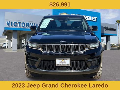 Used 2023 Jeep Grand Cherokee Laredo AWD/4WD image 2