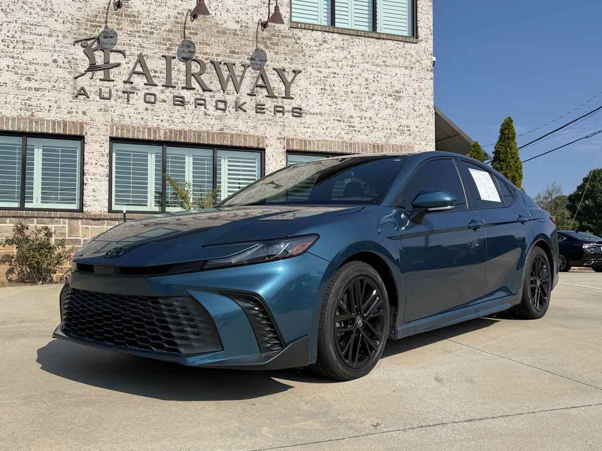 Used 2025 Toyota Camry SE FWD image 2