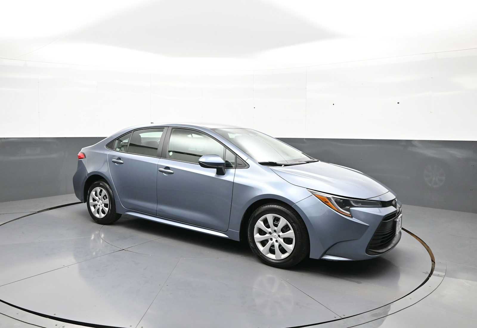 Used 2025 Toyota Corolla LE FWD image 4