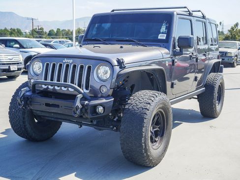 Used 2017 Jeep Wrangler Unlimited Sahara w/ Connectivity Group AWD/4WD image 3
