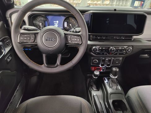 Used 2024 Jeep Wrangler Unlimited image 17