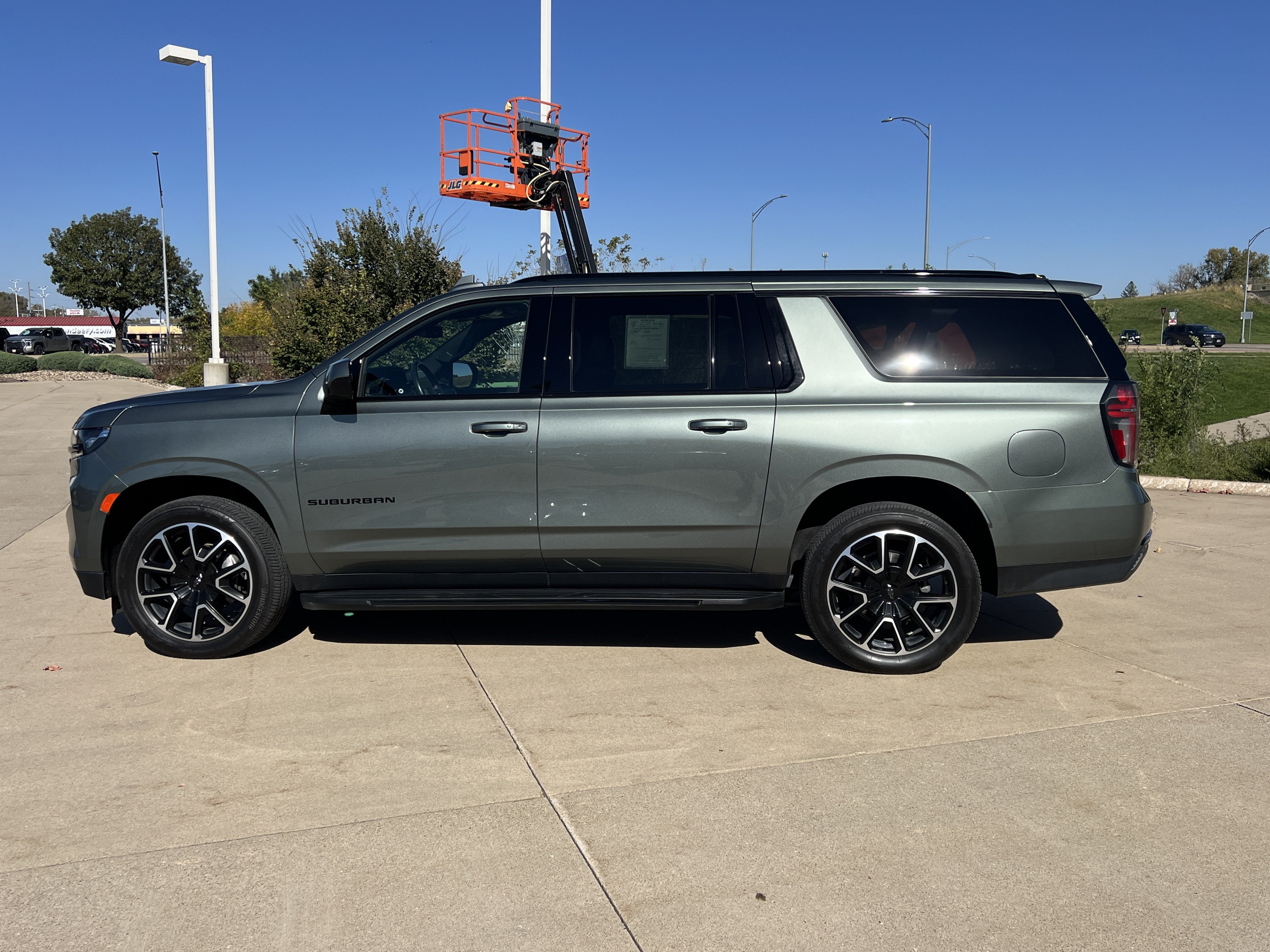 Used 2023 Chevrolet Suburban RST AWD/4WD image 7