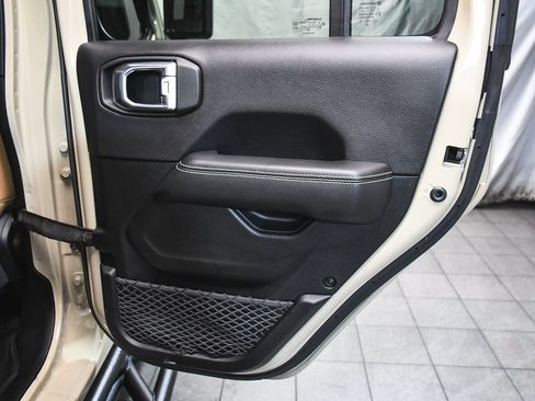 Used 2020 Jeep Gladiator Rubicon w/ Dual Top Group AWD/4WD image 12