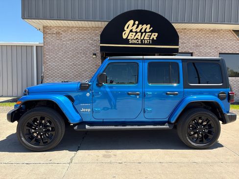 Used 2022 Jeep Wrangler Unlimited Sahara w/ Dual Top Group AWD/4WD image 2