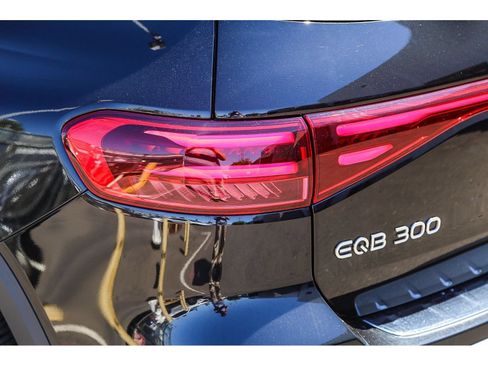 Used 2024 Mercedes-Benz EQB 300 4MATIC image 8