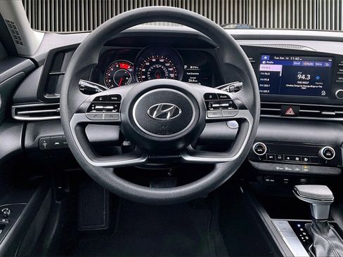 Used 2023 Hyundai Elantra SEL image 5