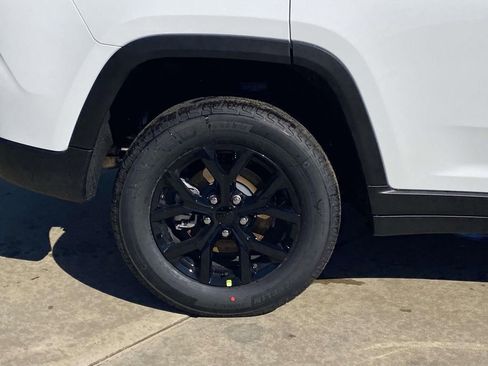 New 2026 Jeep Grand Cherokee Altitude image 7