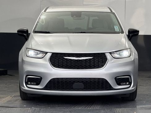 Used 2024 Chrysler Pacifica Touring-L image 8