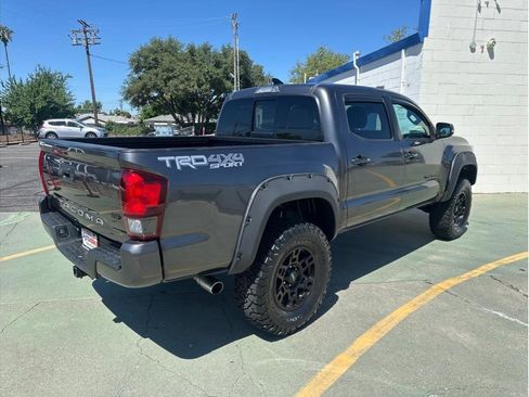 Used 2018 Toyota Tacoma TRD Sport w/ Exterior Package AWD/4WD image 6