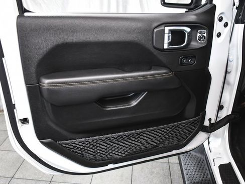 Used 2022 Jeep Wrangler Unlimited Sahara image 9