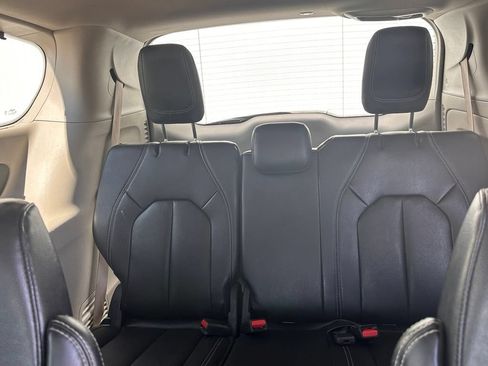 Used 2022 Chrysler Pacifica Touring-L FWD image 17