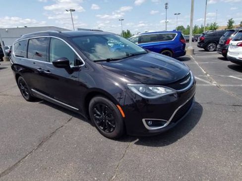 Used 2018 Chrysler Pacifica Touring-L Plus FWD image 2