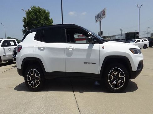Certified 2025 Jeep Compass Trailhawk AWD/4WD image 5