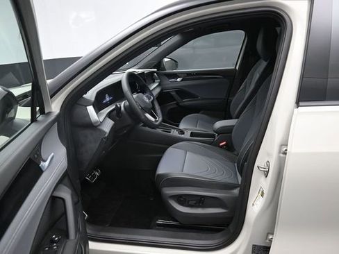 New 2026 Volkswagen Tiguan SE R-Line FWD image 9