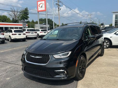 Used 2022 Chrysler Pacifica Touring-L FWD image 6